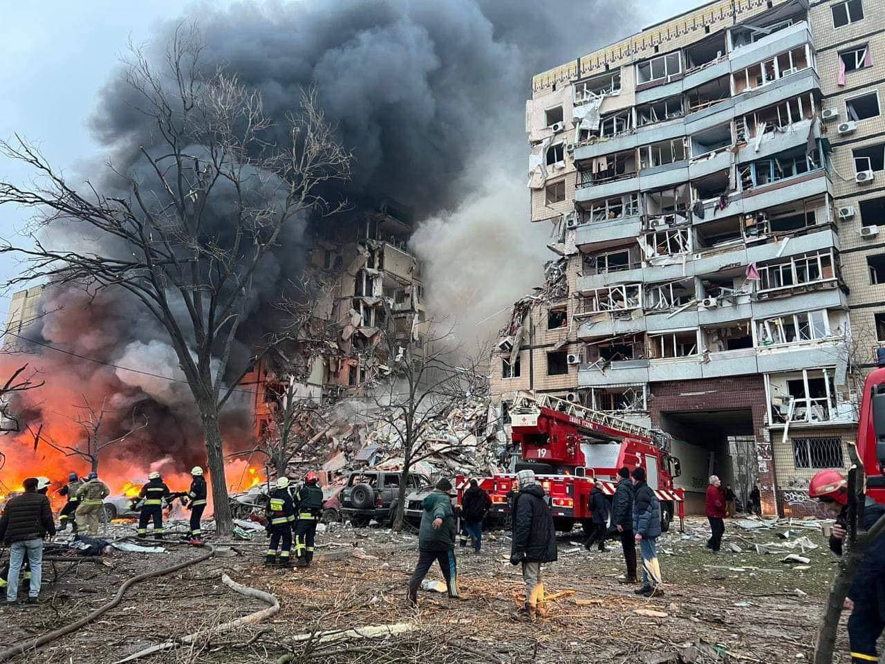Вибух біля багатоповерхового будинку, пожежа, рятувальники на місці подій